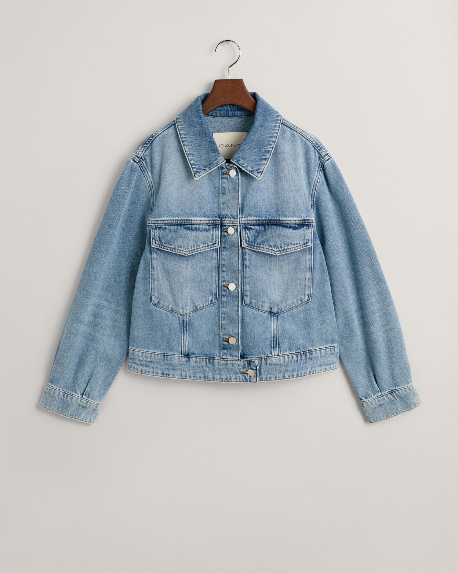 Nudie Jeans Little Collins St - Regular fit denim jacket made in organic  cotton. The Bettina denim jacket has two symmetrical chest pockets, two  slit front pockets, and twin needle construction. This